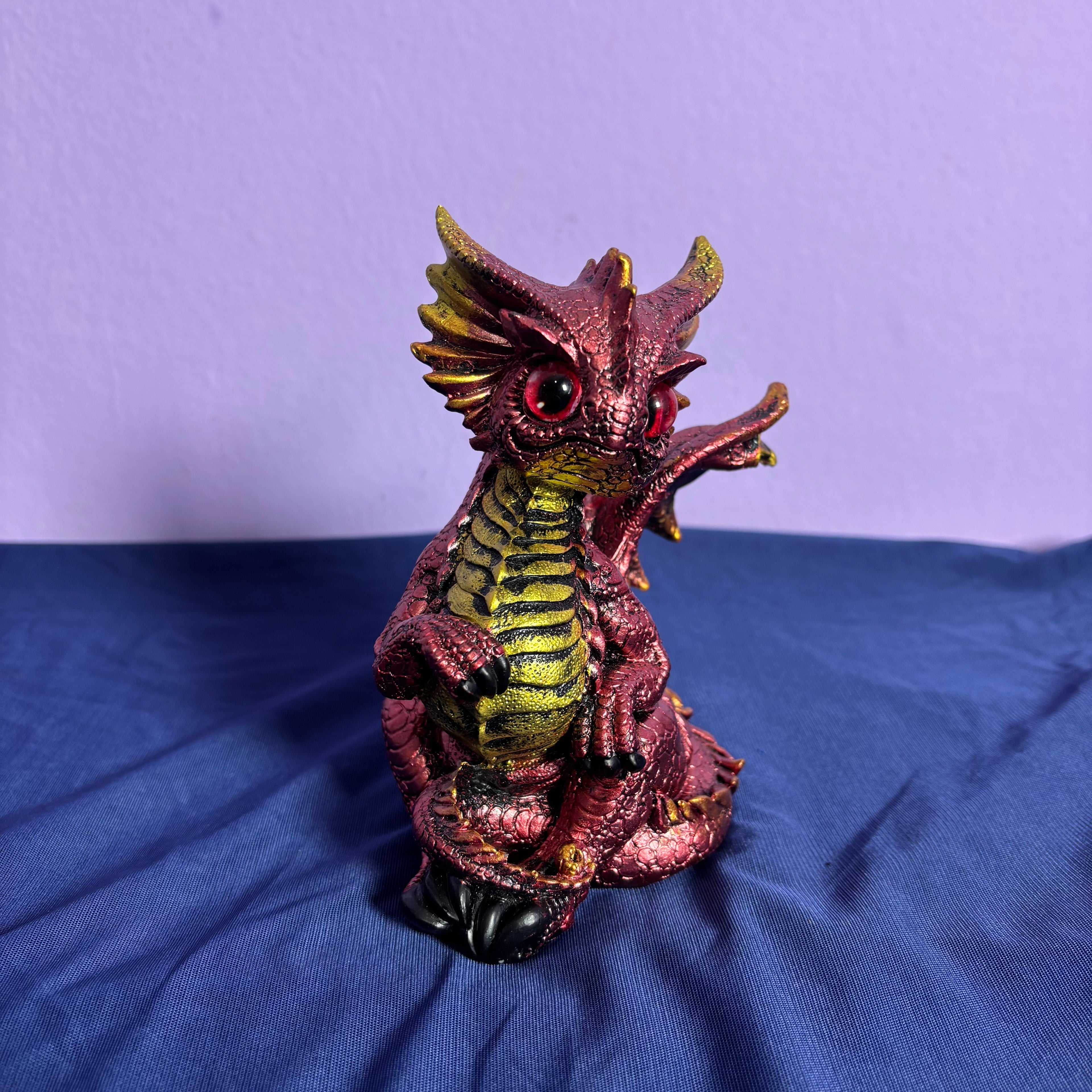 Figura de dragón rojo
