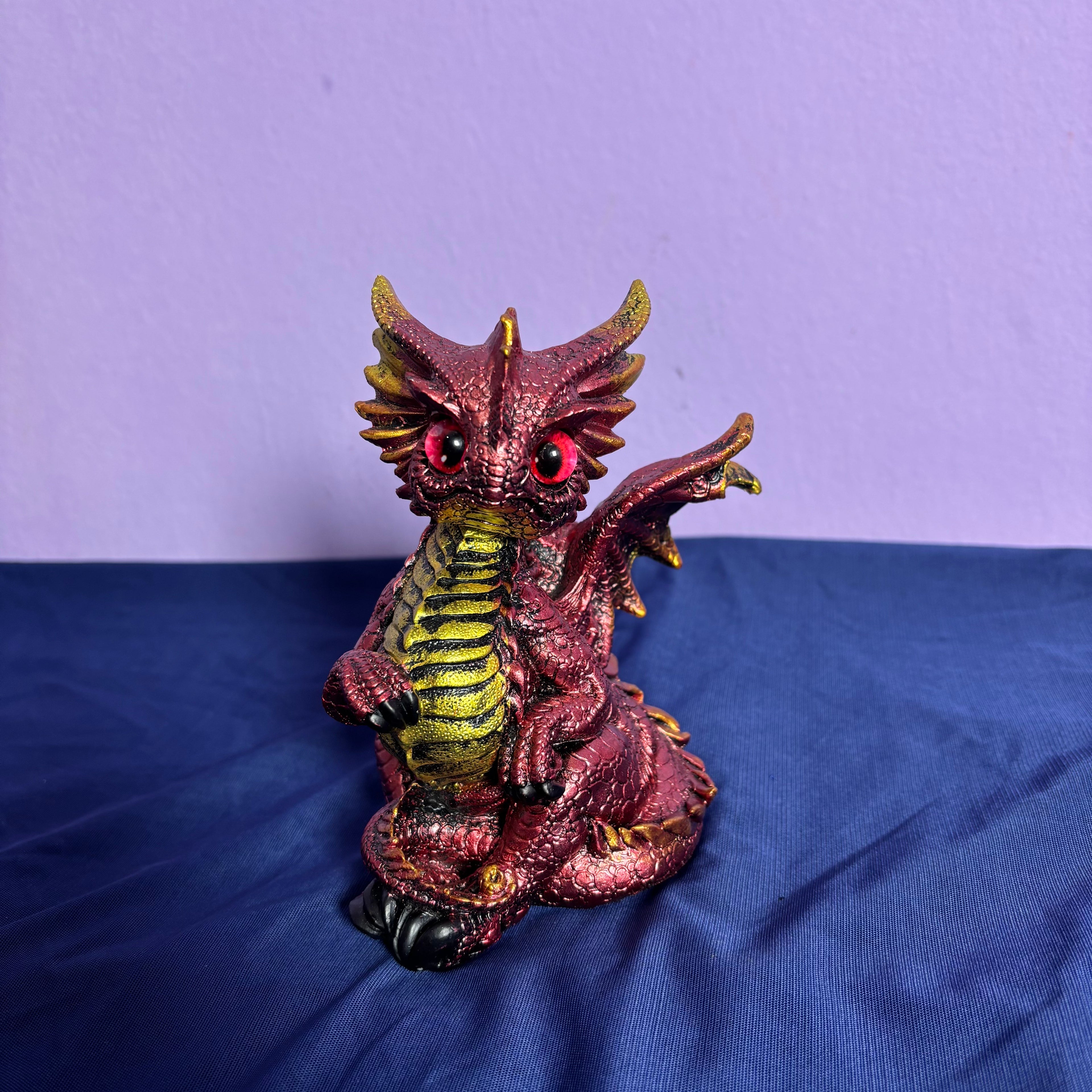 Figura de dragón rojo
