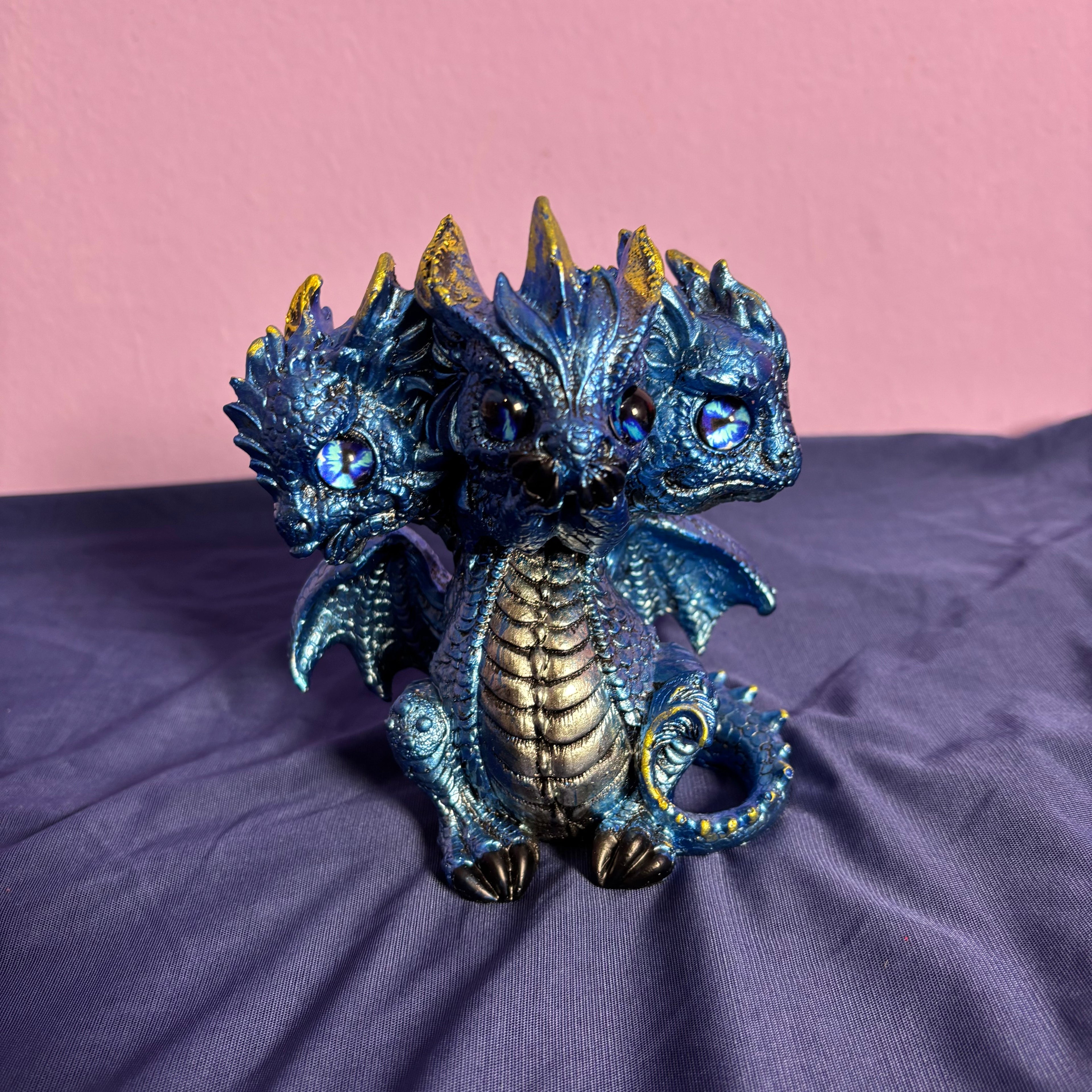 Dragón azul de tres cabezas