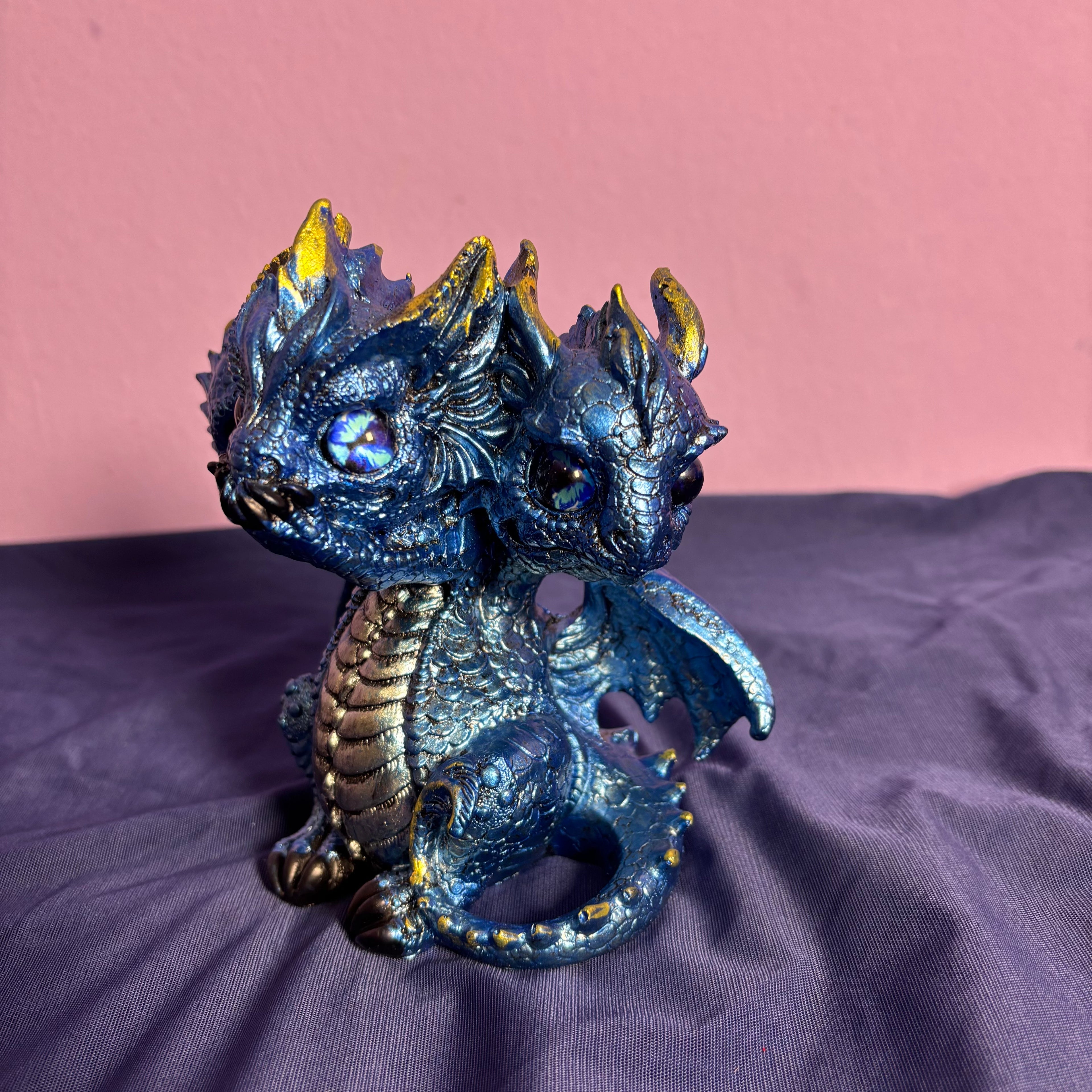 Dragón azul de tres cabezas